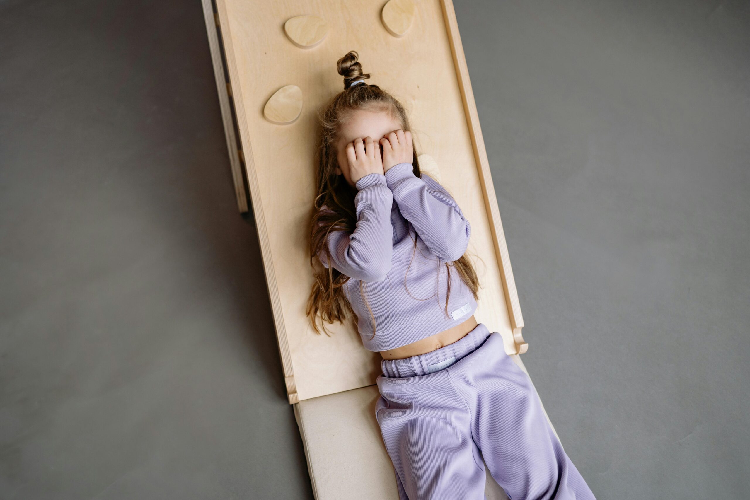 Jak Rozwijać Samodzielność Dziecka Przekonaj się, że to Łatwe dzięki Drewnianym Zabawkom i Bujakom